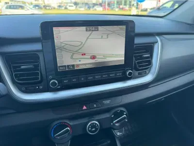 BIAŁY SUV KIA STONIC z 2025 r., BENZYNA, skrzynia biegów MANUALNA 58KM, zdjęcie 15 z 19