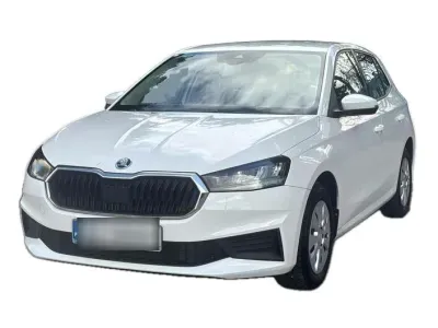 BIAŁY HATCHBACK SKODA FABIA z 2023 r., BENZYNA, skrzynia biegów MANUALNA 110KM, zdjęcie główne