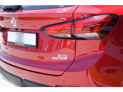 CZERWONY SUV MG ZS z 2026 r., HYBRYDA/BENZYNA, skrzynia biegów AUTOMATYCZNA 197KM, zdjęcie 4 z 10