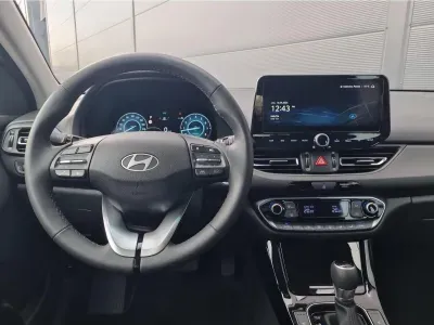 NIEBIESKI HATCHBACK HYUNDAI I30 z 2026 r., BENZYNA, skrzynia biegów AUTOMATYCZNA 150KM, zdjęcie 11 z 15