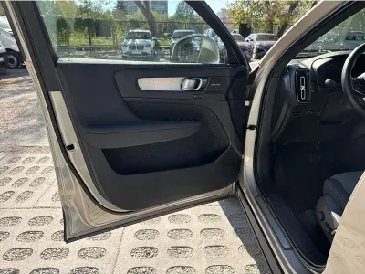 SREBRNY SUV VOLVO XC40 z 2023 r., HYBRYDA/BENZYNA, skrzynia biegów AUTOMATYCZNA 211KM, zdjęcie 13 z 19