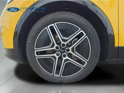 ŻÓŁTY HATCHBACK FORD CAPRI z 2025 r., ELEKTRYCZNY, skrzynia biegów AUTOMATYCZNA 210KM, zdjęcie 24 z 28