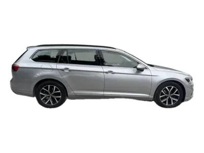 SREBRNY KOMBI VOLKSWAGEN PASSAT z 2023 r., BENZYNA, skrzynia biegów AUTOMATYCZNA 150KM, zdjęcie 2 z 19