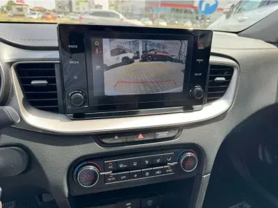 BIAŁY HATCHBACK KIA CEED z 2023 r., BENZYNA, skrzynia biegów AUTOMATYCZNA 118KM, zdjęcie 9 z 19