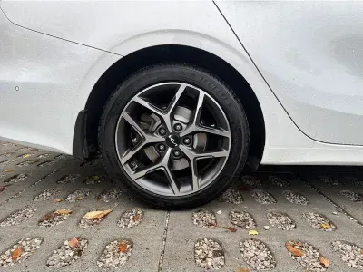 BIAŁY KOMBI KIA CEED z 2023 r., BENZYNA, skrzynia biegów AUTOMATYCZNA 160KM, zdjęcie 4 z 19