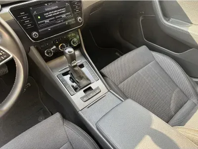 NIEBIESKI HATCHBACK SKODA SUPERB z 2021 r., BENZYNA, skrzynia biegów AUTOMATYCZNA 150KM, zdjęcie 5 z 19
