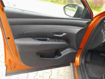 POMARAŃCZOWY SUV HYUNDAI TUCSON z 2025 r., BENZYNA, skrzynia biegów MANUALNA 160KM, zdjęcie 2 z 18