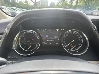 BIAŁY SEDAN TOYOTA CAMRY z 2022 r., HYBRYDA/BENZYNA, skrzynia biegów AUTOMATYCZNA 218KM, zdjęcie 10 z 18