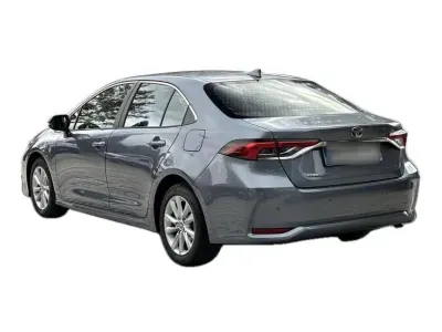 SZARY SEDAN TOYOTA COROLLA z 2023 r., HYBRYDA/BENZYNA, skrzynia biegów AUTOMATYCZNA 140KM, zdjęcie 17 z 18