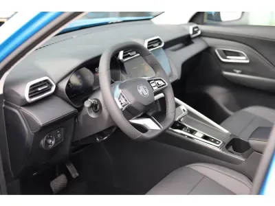NIEBIESKI SUV MG ZS z 2025 r., HYBRYDA/BENZYNA, skrzynia biegów AUTOMATYCZNA 197KM, zdjęcie 2 z 13