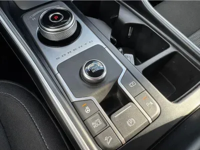 SZARY SUV KIA SORENTO z 2021 r., HYBRYDA/BENZYNA, skrzynia biegów AUTOMATYCZNA 169KM, zdjęcie 13 z 24