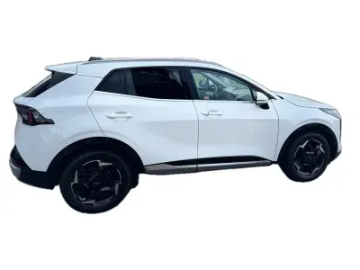 BIAŁY SUV KIA SPORTAGE z 2025 r., BENZYNA, skrzynia biegów AUTOMATYCZNA 110KM, zdjęcie 3 z 23