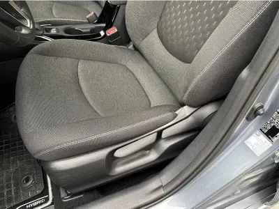 SZARY SEDAN TOYOTA COROLLA z 2023 r., HYBRYDA/BENZYNA, skrzynia biegów AUTOMATYCZNA 140KM, zdjęcie 2 z 18