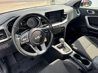 BIAŁY HATCHBACK KIA CEED z 2023 r., BENZYNA, skrzynia biegów AUTOMATYCZNA 118KM, zdjęcie 13 z 19