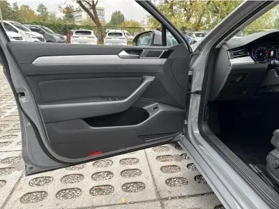 SZARY KOMBI VOLKSWAGEN PASSAT z 2023 r., BENZYNA, skrzynia biegów AUTOMATYCZNA 150KM, zdjęcie 4 z 19