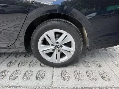 CZARNY KOMBI VOLKSWAGEN GOLF VIII VARIANT z 2023 r., BENZYNA, skrzynia biegów AUTOMATYCZNA 131KM, zdjęcie 18 z 19
