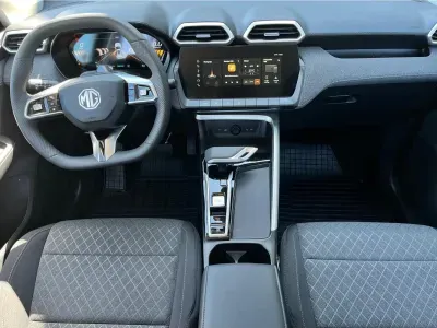 BIAŁY HATCHBACK MG ZS z 2026 r., HYBRYDA/BENZYNA, skrzynia biegów AUTOMATYCZNA 197KM, zdjęcie 12 z 16