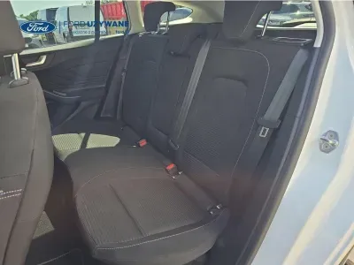 BIAŁY KOMBI FORD FOCUS z 2023 r., DIESEL, skrzynia biegów AUTOMATYCZNA 85KM, zdjęcie 17 z 26