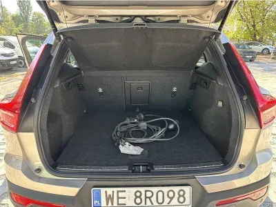 SREBRNY SUV VOLVO XC40 z 2023 r., HYBRYDA/BENZYNA, skrzynia biegów AUTOMATYCZNA 211KM, zdjęcie 5 z 19