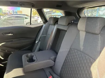 BIAŁY KOMBI TOYOTA COROLLA z 2023 r., HYBRYDA/BENZYNA, skrzynia biegów AUTOMATYCZNA 140KM, zdjęcie 19 z 19