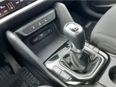 SZARY SUV KIA SPORTAGE z 2023 r., BENZYNA, skrzynia biegów MANUALNA 110KM, zdjęcie 25 z 25