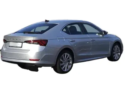 SREBRNY SEDAN SKODA OCTAVIA LIM. z 2023 r., BENZYNA, skrzynia biegów AUTOMATYCZNA 190KM, zdjęcie 14 z 15