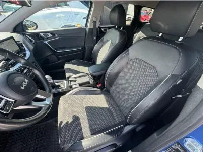 NIEBIESKI KOMBI KIA CEED z 2024 r., BENZYNA, skrzynia biegów AUTOMATYCZNA 103KM, zdjęcie 9 z 20