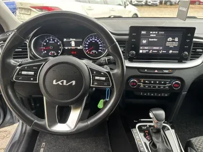 SREBRNY KOMBI KIA CEED z 2023 r., BENZYNA, skrzynia biegów AUTOMATYCZNA 160KM, zdjęcie 2 z 19
