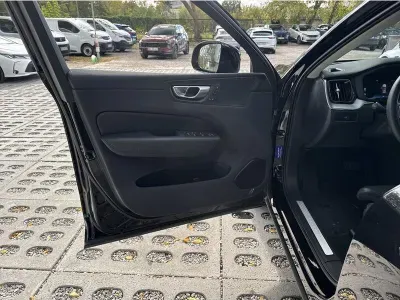 CZARNY SUV VOLVO XC60 z 2023 r., BENZYNA, skrzynia biegów AUTOMATYCZNA 197KM, zdjęcie 10 z 17