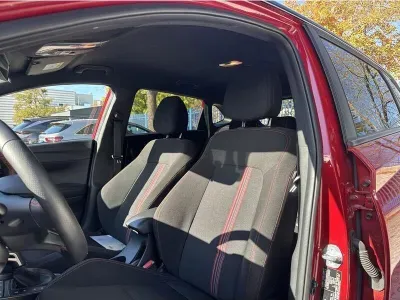 CZERWONY HATCHBACK HYUNDAI I20 z 2025 r., BENZYNA, skrzynia biegów AUTOMATYCZNA 101KM, zdjęcie 19 z 19