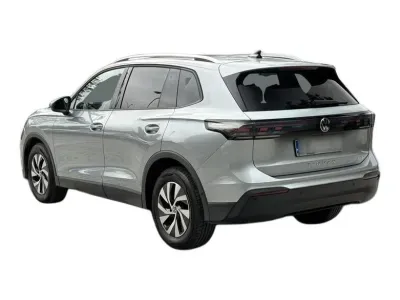 SREBRNY SUV VOLKSWAGEN TIGUAN z 2024 r., BENZYNA, skrzynia biegów AUTOMATYCZNA 131KM, zdjęcie 19 z 19
