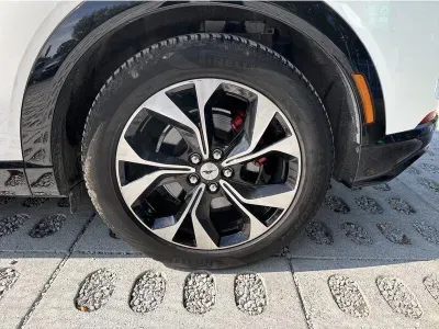 BIAŁY SUV FORD MUSTANG MACH E z 2023 r., ELEKTRYCZNY, skrzynia biegów AUTOMATYCZNA 269KM, zdjęcie 6 z 18