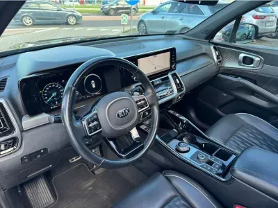 CZARNY SUV KIA SORENTO z 2021 r., HYBRYDA/BENZYNA, skrzynia biegów AUTOMATYCZNA 169KM, zdjęcie 4 z 23