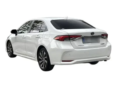 BIAŁY SEDAN TOYOTA COROLLA z 2022 r., HYBRYDA/BENZYNA, skrzynia biegów AUTOMATYCZNA 122KM, zdjęcie 9 z 19