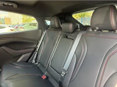 BIAŁY SUV FORD MUSTANG MACH E z 2023 r., ELEKTRYCZNY, skrzynia biegów AUTOMATYCZNA 269KM, zdjęcie 11 z 18