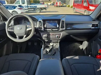 BIAŁY SUV SSANGYONG MUSSO z 2022 r., DIESEL, skrzynia biegów MANUALNA 148KM, zdjęcie 10 z 27