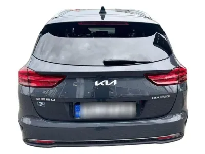 SZARY KOMBI KIA CEED z 2022 r., BENZYNA, skrzynia biegów AUTOMATYCZNA 118KM, zdjęcie 2 z 20