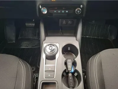 CZARNY SUV FORD KUGA z 2025 r., HYBRYDA/BENZYNA, skrzynia biegów AUTOMATYCZNA 178KM, zdjęcie 7 z 28