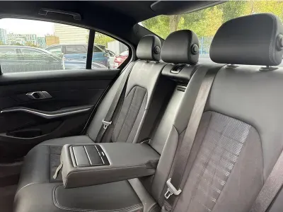 BIAŁY SEDAN BMW SERIE 3 z 2022 r., HYBRYDA/BENZYNA, skrzynia biegów AUTOMATYCZNA 292KM, zdjęcie 5 z 19