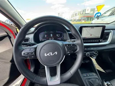 CZERWONY SUV KIA STONIC z 2025 r., BENZYNA, skrzynia biegów MANUALNA 58KM, zdjęcie 16 z 21
