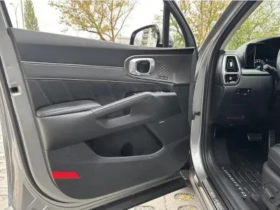 SZARY SUV KIA SORENTO z 2023 r., HYBRYDA/BENZYNA, skrzynia biegów AUTOMATYCZNA 230KM, zdjęcie 13 z 19