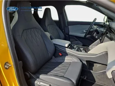 ŻÓŁTY HATCHBACK FORD CAPRI z 2025 r., ELEKTRYCZNY, skrzynia biegów AUTOMATYCZNA 210KM, zdjęcie 4 z 28