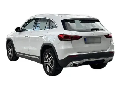 BIAŁY SUV MERCEDES GLA z 2023 r., HYBRYDA/BENZYNA, skrzynia biegów AUTOMATYCZNA 218KM, zdjęcie 7 z 18