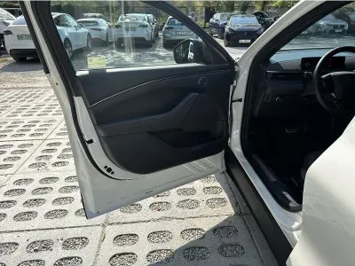 BIAŁY SUV FORD MUSTANG MACH E z 2023 r., ELEKTRYCZNY, skrzynia biegów AUTOMATYCZNA 269KM, zdjęcie 2 z 18