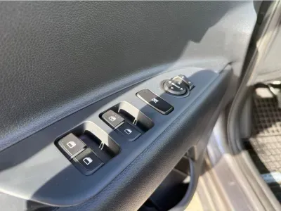 SZARY SUV KIA STONIC z 2025 r., BENZYNA, skrzynia biegów MANUALNA 58KM, zdjęcie 13 z 22