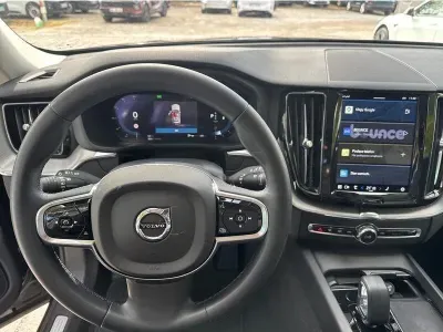 CZARNY SUV VOLVO XC60 z 2023 r., BENZYNA, skrzynia biegów AUTOMATYCZNA 197KM, zdjęcie 16 z 17