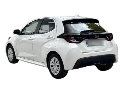 BIAŁY HATCHBACK TOYOTA YARIS z 2024 r., HYBRYDA/BENZYNA, skrzynia biegów AUTOMATYCZNA 116KM, zdjęcie 10 z 17