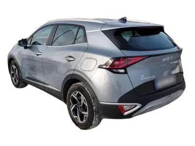 SREBRNY SUV KIA SPORTAGE z 2023 r., BENZYNA, skrzynia biegów AUTOMATYCZNA 110KM, zdjęcie 3 z 24