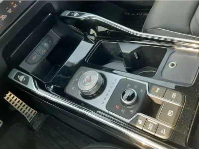 BIAŁY SUV KIA SORENTO z 2024 r., HYBRYDA/BENZYNA, skrzynia biegów AUTOMATYCZNA 159KM, zdjęcie 10 z 32