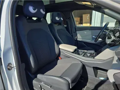 BIAŁY SUV FORD EXPLORER z 2024 r., ELEKTRYCZNY, skrzynia biegów AUTOMATYCZNA 210KM, zdjęcie 25 z 27